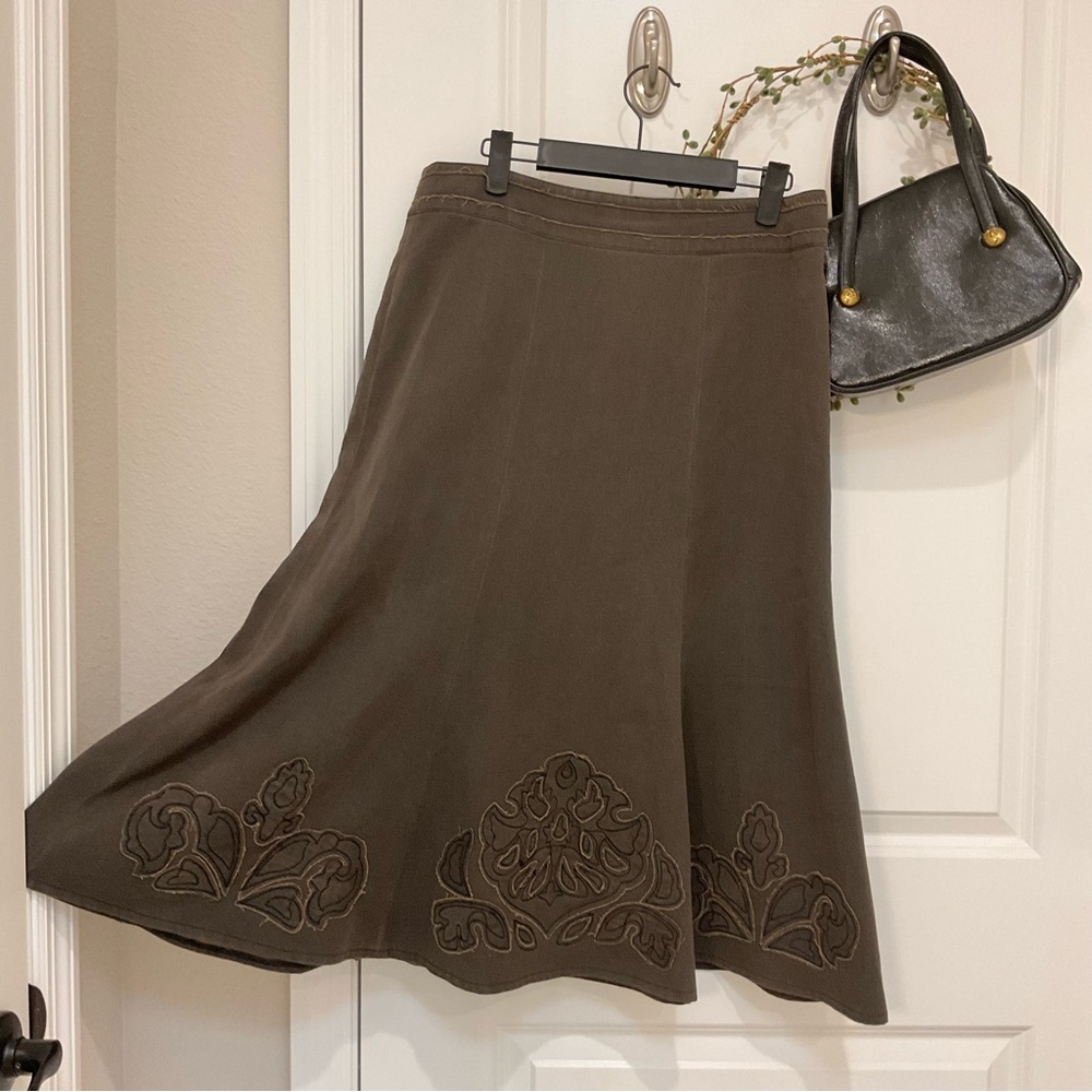 CAbi 402 Appliqué Fluted Skirt Size 8, NWT